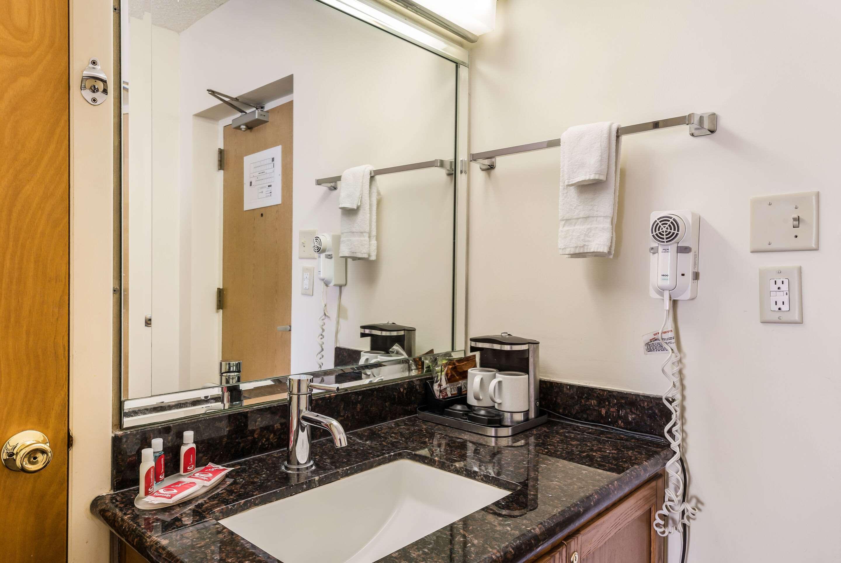 Econo Lodge Квакертаун Екстер'єр фото